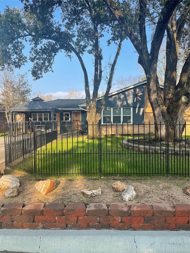 view of front of property featuring a front lawn