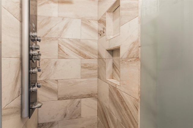 room details featuring tiled shower