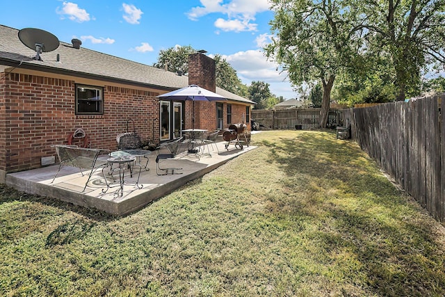 view of yard featuring a patio area