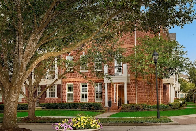 view of front of property featuring a front yard