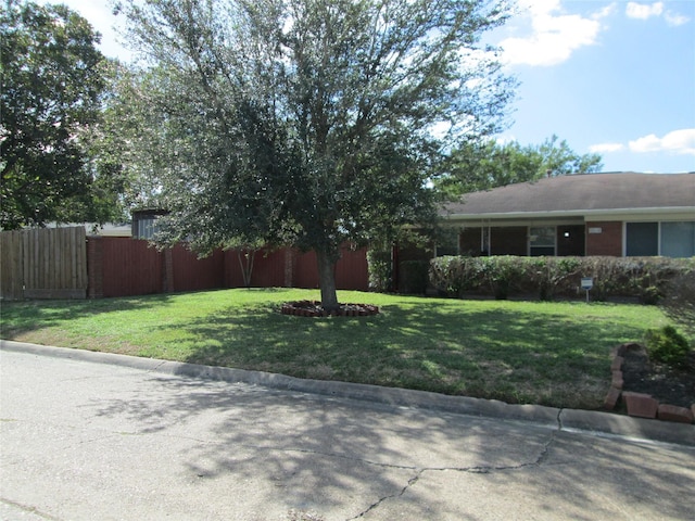 view of front facade featuring a front lawn