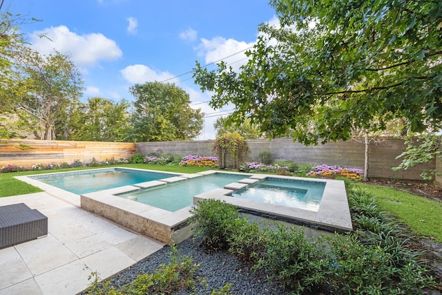 view of pool with an in ground hot tub