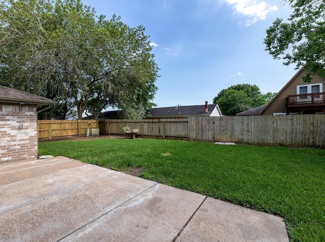 view of yard with a patio area