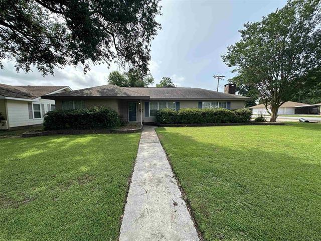 ranch-style home featuring a front yard