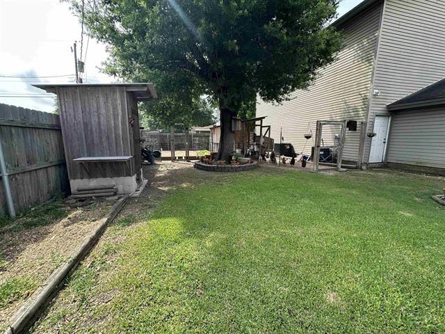 view of yard with a storage unit