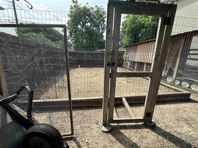 view of yard featuring an outbuilding