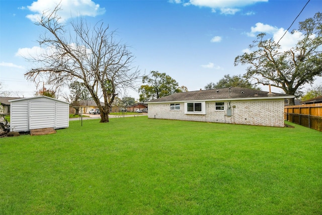 view of yard featuring a shed