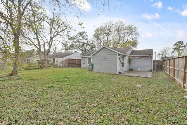 view of yard featuring a patio area