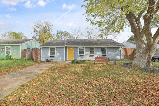 ranch-style home featuring a front lawn