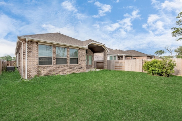 view of front of property featuring a front yard