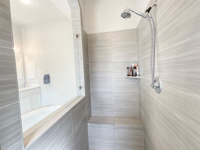 bathroom featuring a tile shower