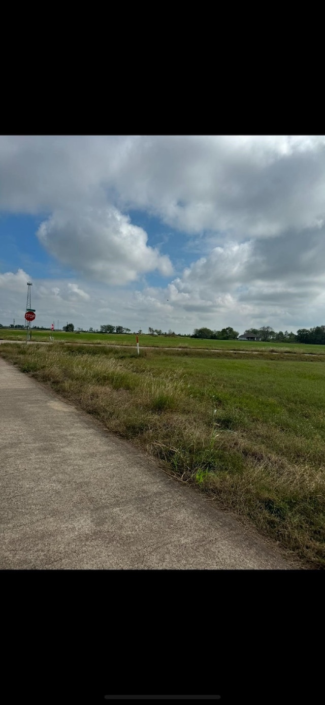 Listing photo 3 for 414 Chuckwagon Trl, Angleton TX 77515