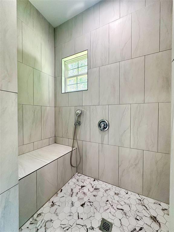 bathroom featuring a tile shower