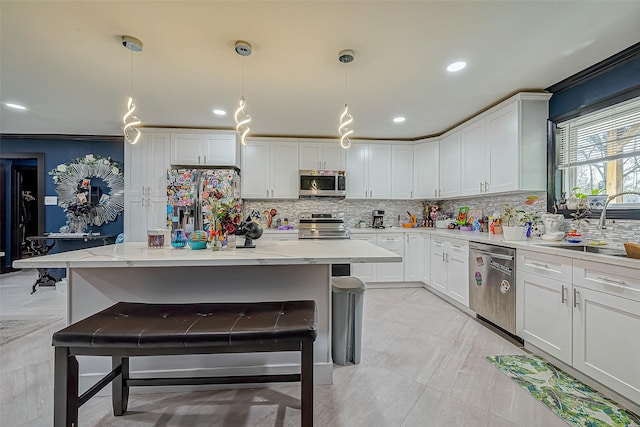606 S Kaufman Dr, Deer Park, TX 77536 - kitchen with stainless steel appliances, tasteful backsplash, a kitchen bar, and a sink