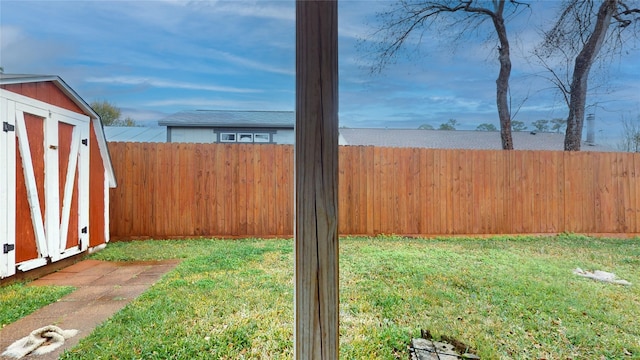 view of yard featuring a storage shed