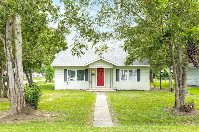 view of front of house featuring a front lawn