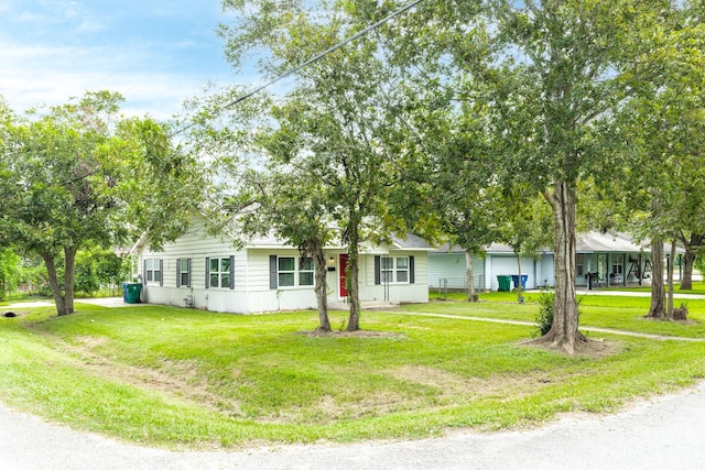 view of front facade featuring a front lawn