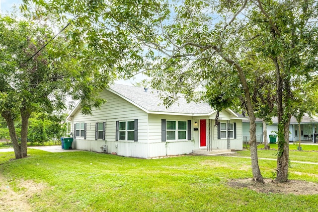 ranch-style house featuring a front lawn