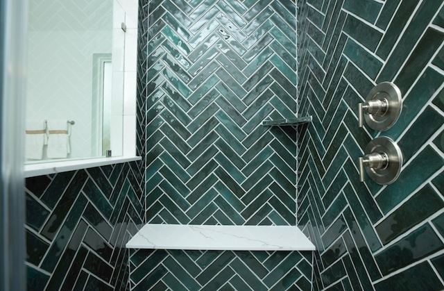 bathroom featuring a tile shower