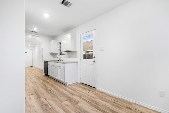 14534 Broadbury Pond Rd, Rosharon, TX 77583 - kitchen with light wood finished floors, a sink, light countertops, white cabinets, and recessed lighting