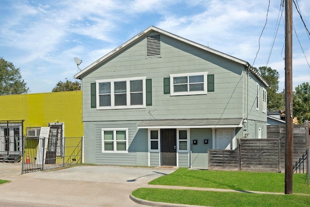 view of front of house featuring a front lawn