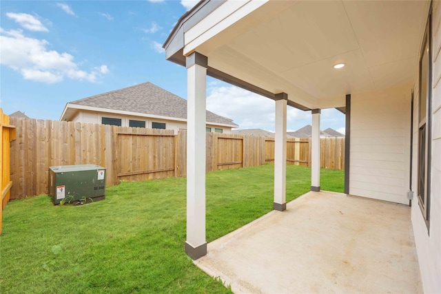 view of yard featuring a patio