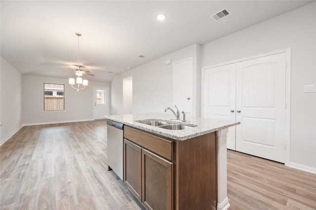 kitchen with ceiling fan, a kitchen island with sink, sink, light hardwood / wood-style flooring, and dishwasher