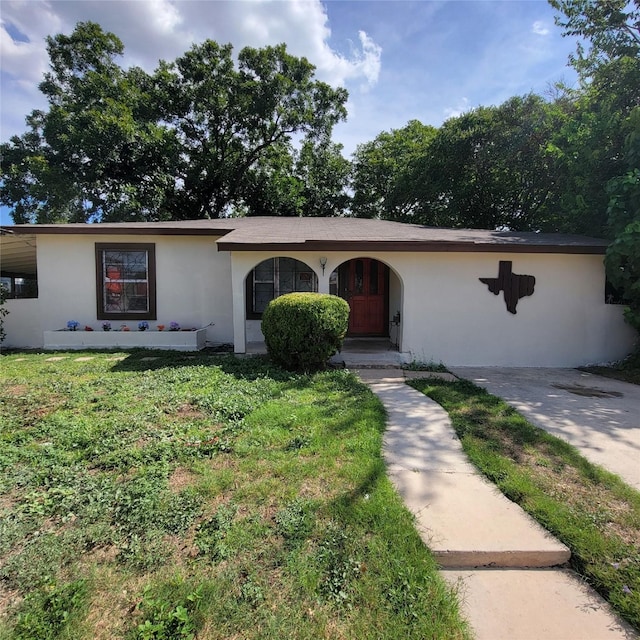 single story home with a front yard