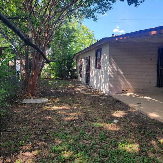 view of yard featuring a patio