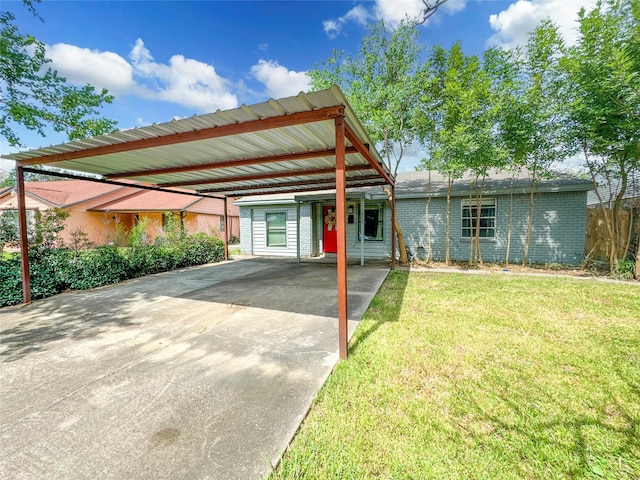 view of front of property featuring a carport and a front yard