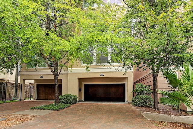 view of front facade featuring a garage