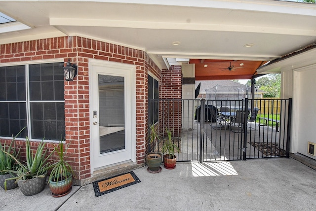 entrance to property with ceiling fan