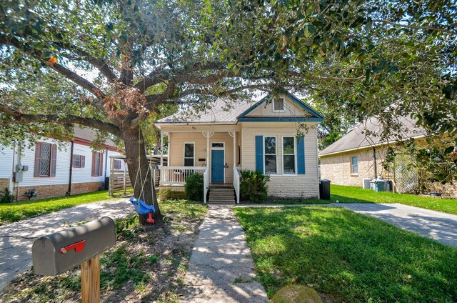 view of front of house featuring a porch and a front yard