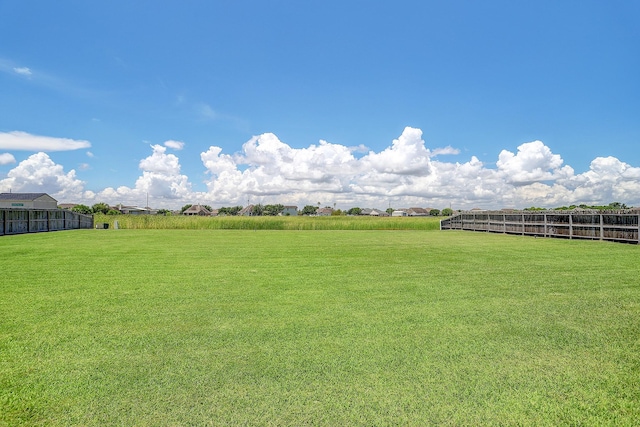 view of yard featuring a rural view