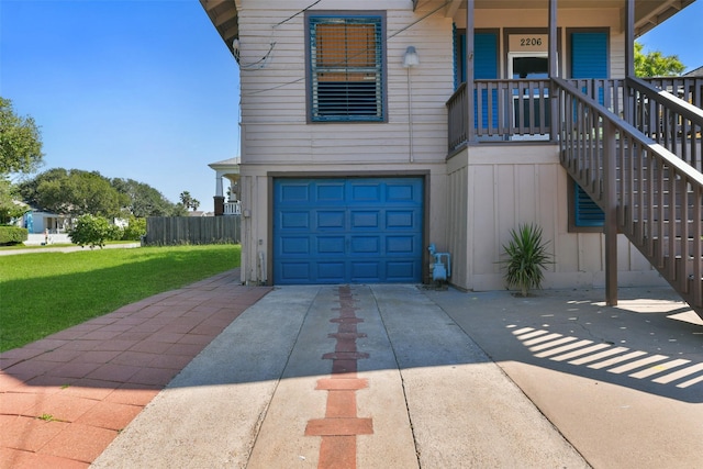 view of front of house with driveway, an attached garage, fence, and a front lawn