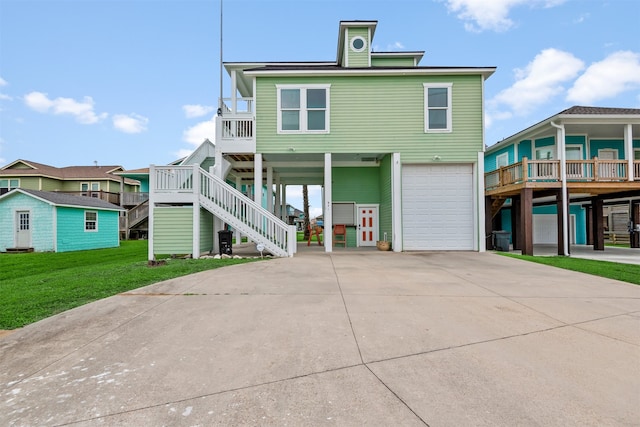 view of front facade featuring a front lawn, a carport, and a garage