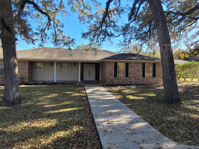 ranch-style house featuring a front lawn