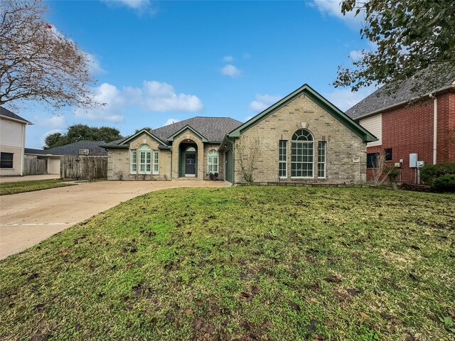 view of front of house with a front lawn