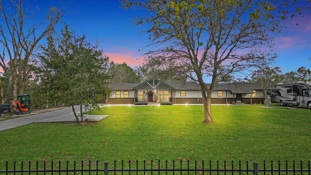 view of front of home featuring a lawn