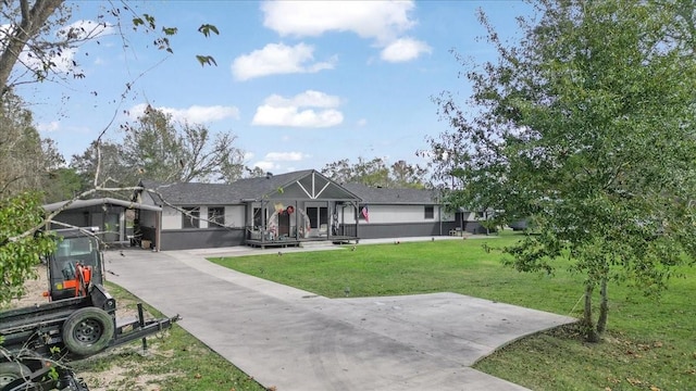 view of front of property featuring a front yard