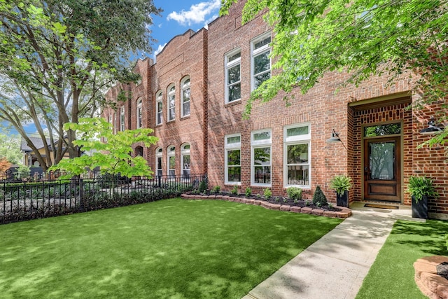 view of front of home featuring a front yard