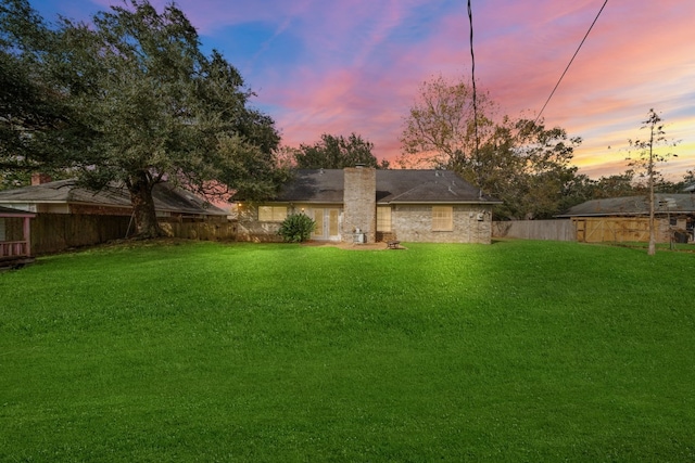 view of yard at dusk