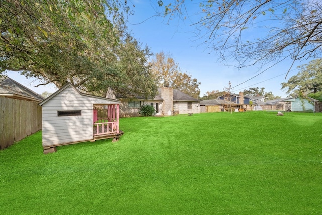 view of yard featuring a storage shed