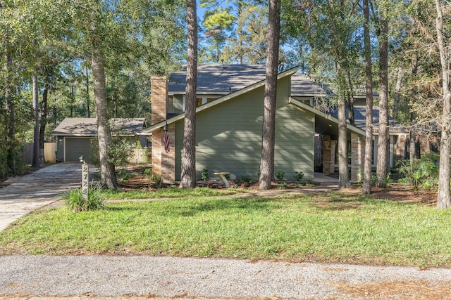 view of front of home featuring a front yard and a garage