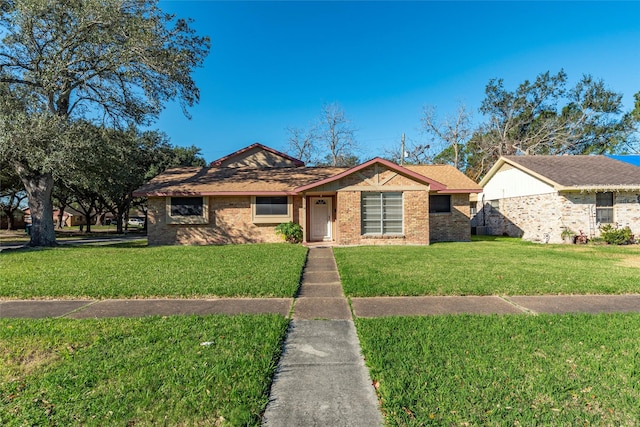 single story home with a front lawn