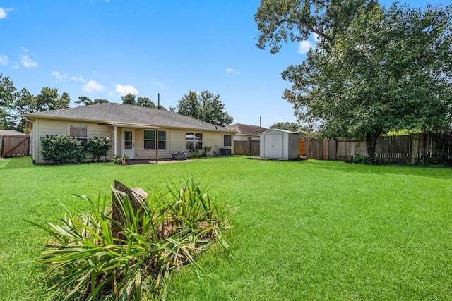 view of yard featuring a storage shed