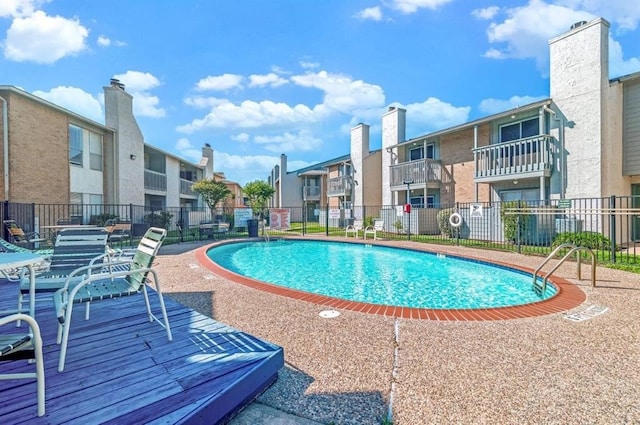 view of swimming pool