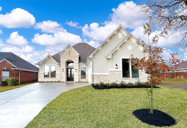 view of front facade featuring a front lawn