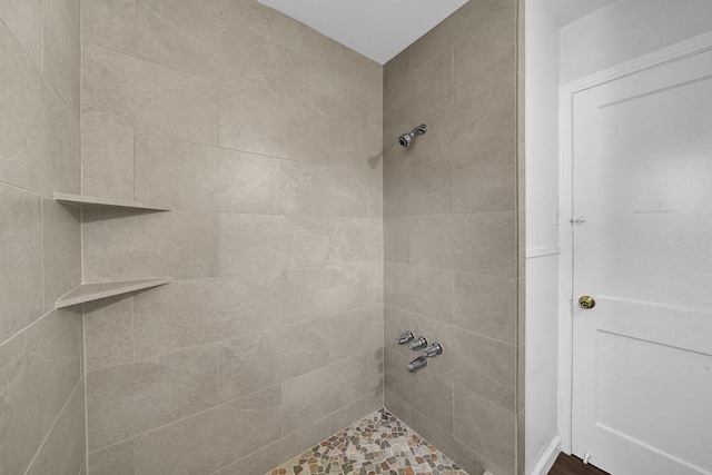 bathroom featuring a tile shower