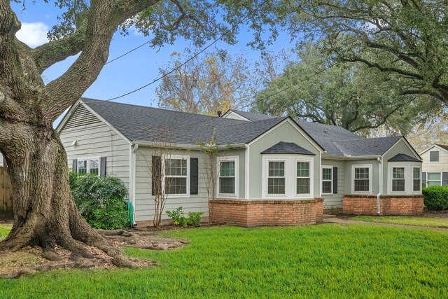 view of front facade with a front yard